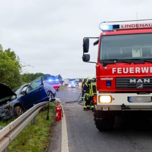 Schwerer Unfall auf der A13 bei Schönborn – Pkw landet auf Leitplanke