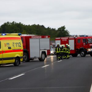 Schwerer Unfall auf der A13 bei Schönborn – Pkw landet auf Leitplanke
