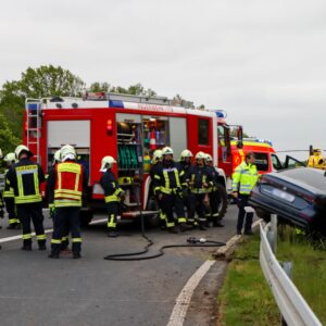 Schwerer Unfall auf der A13 bei Schönborn – Pkw landet auf Leitplanke