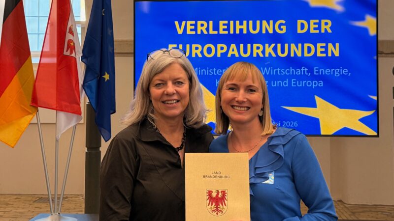Maria Schulz vom Lausitz Festival erhält Europaurkunde Brandenburgs