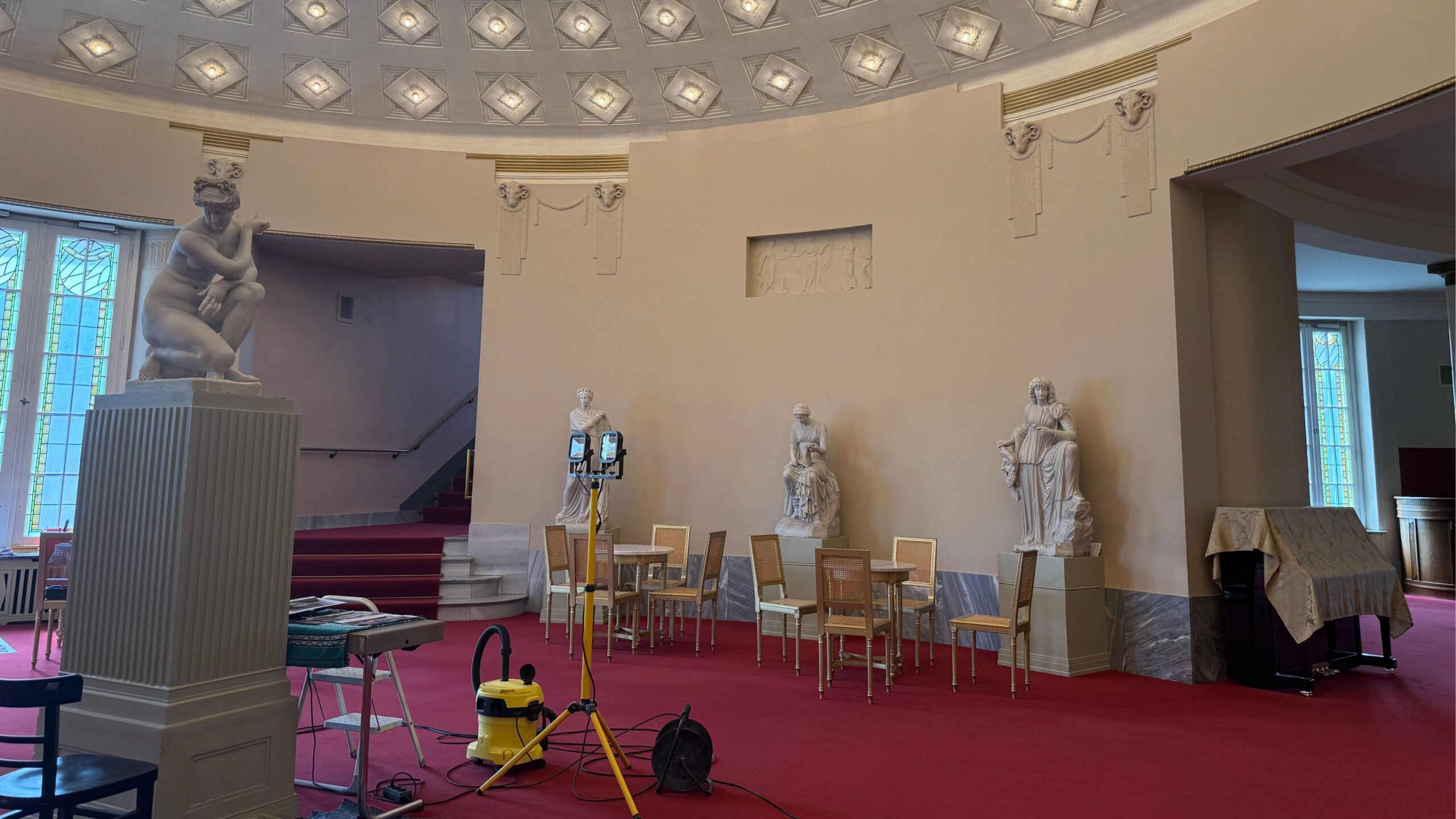 Die Musen im Kuppelfoyer des Staatstheaters in Cottbus werden restauriert