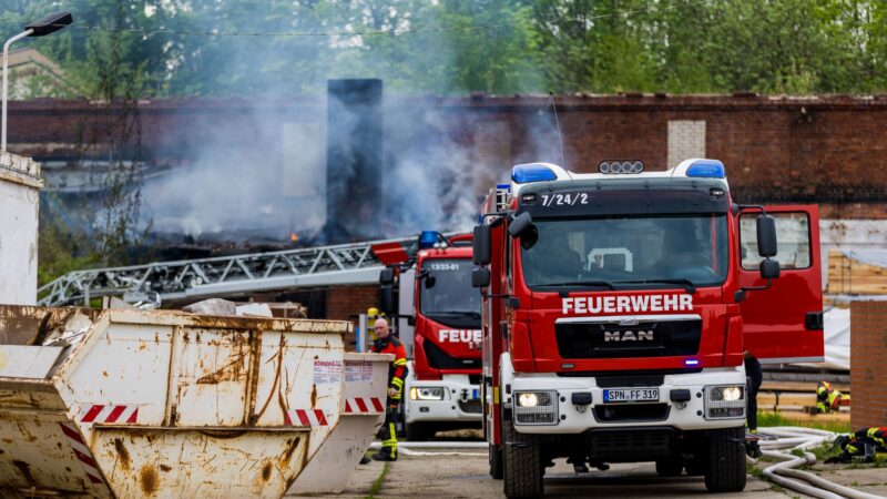 Großbrand in Neupetershain: Nebengebäude in Flammen