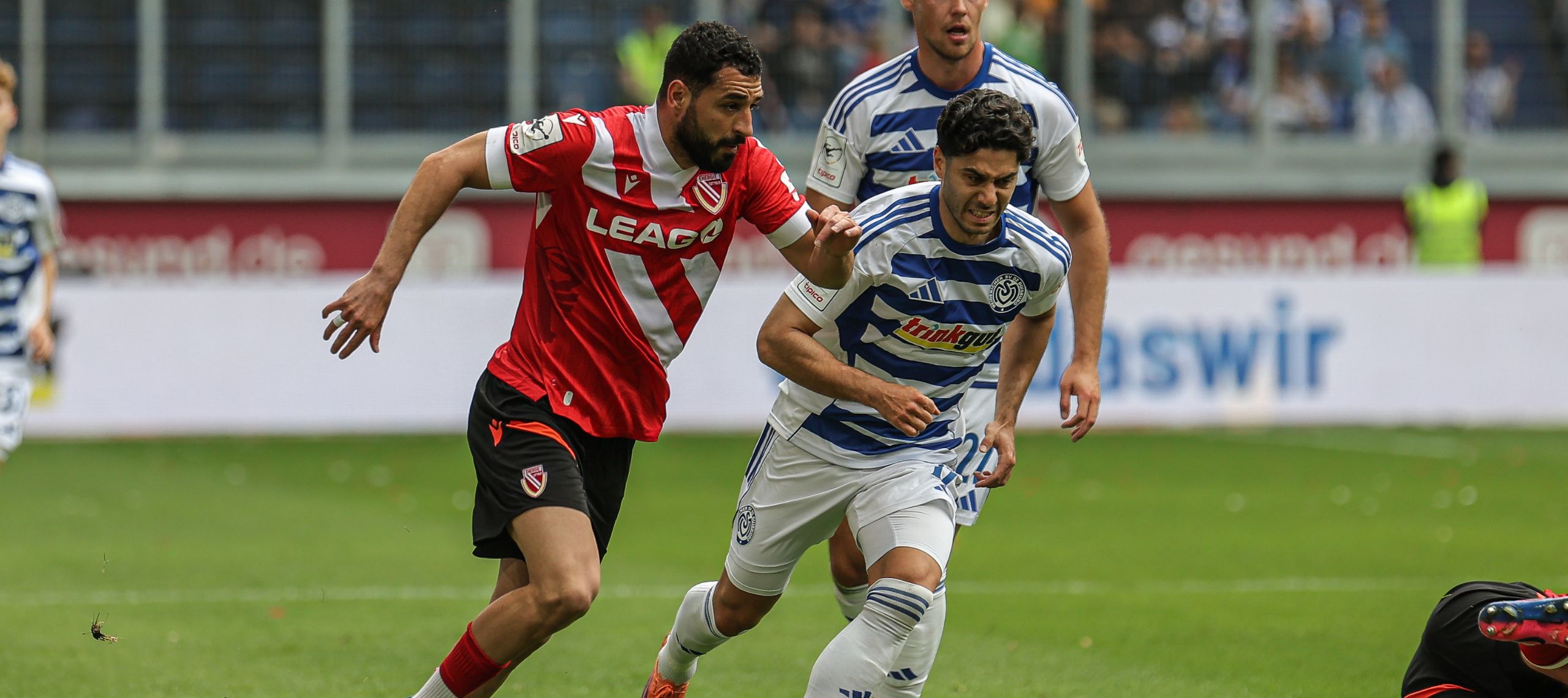 Tolcay Cigerci im Duell gegen den MSV Duisburg