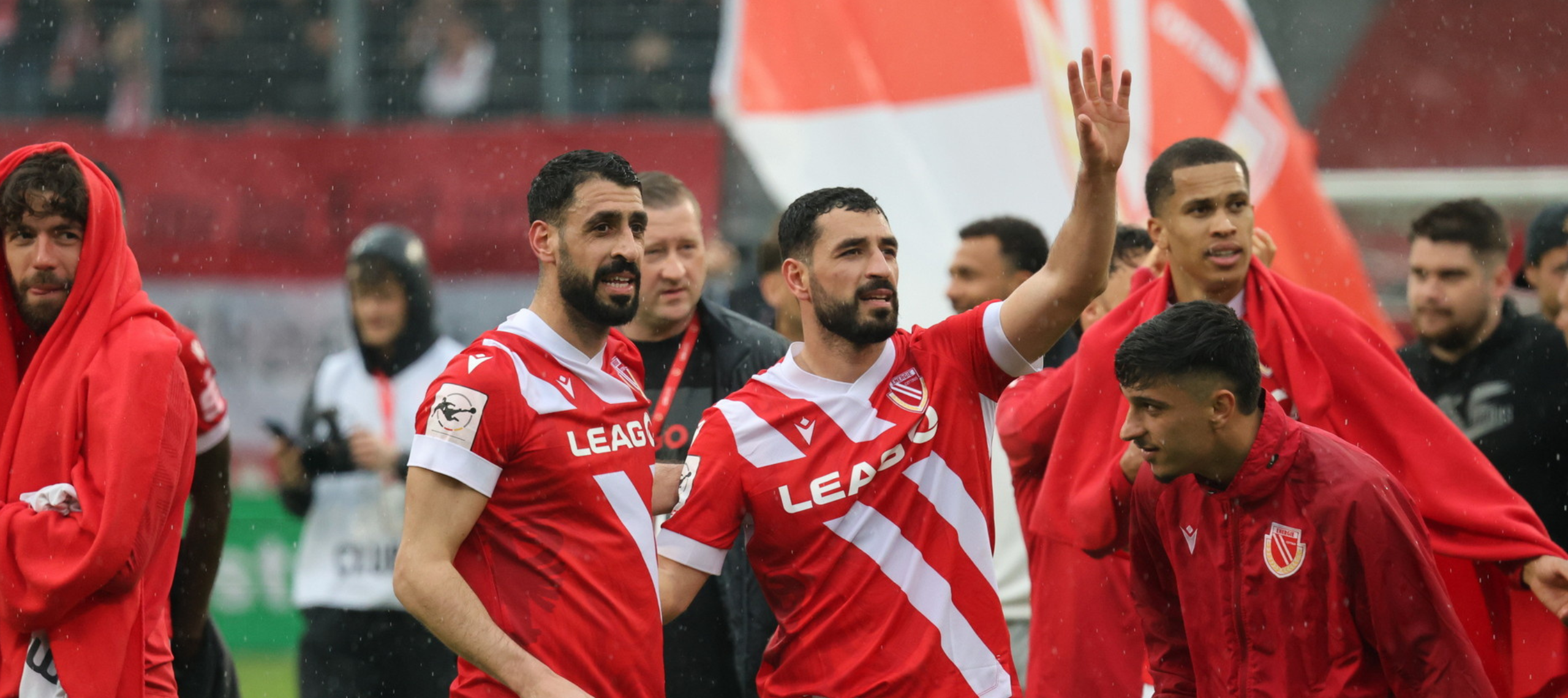 Tolga Cigerci und sein Bruder Tolcay Cigerci vom FC Energie Cottbus winken im Stadion ins Publikum