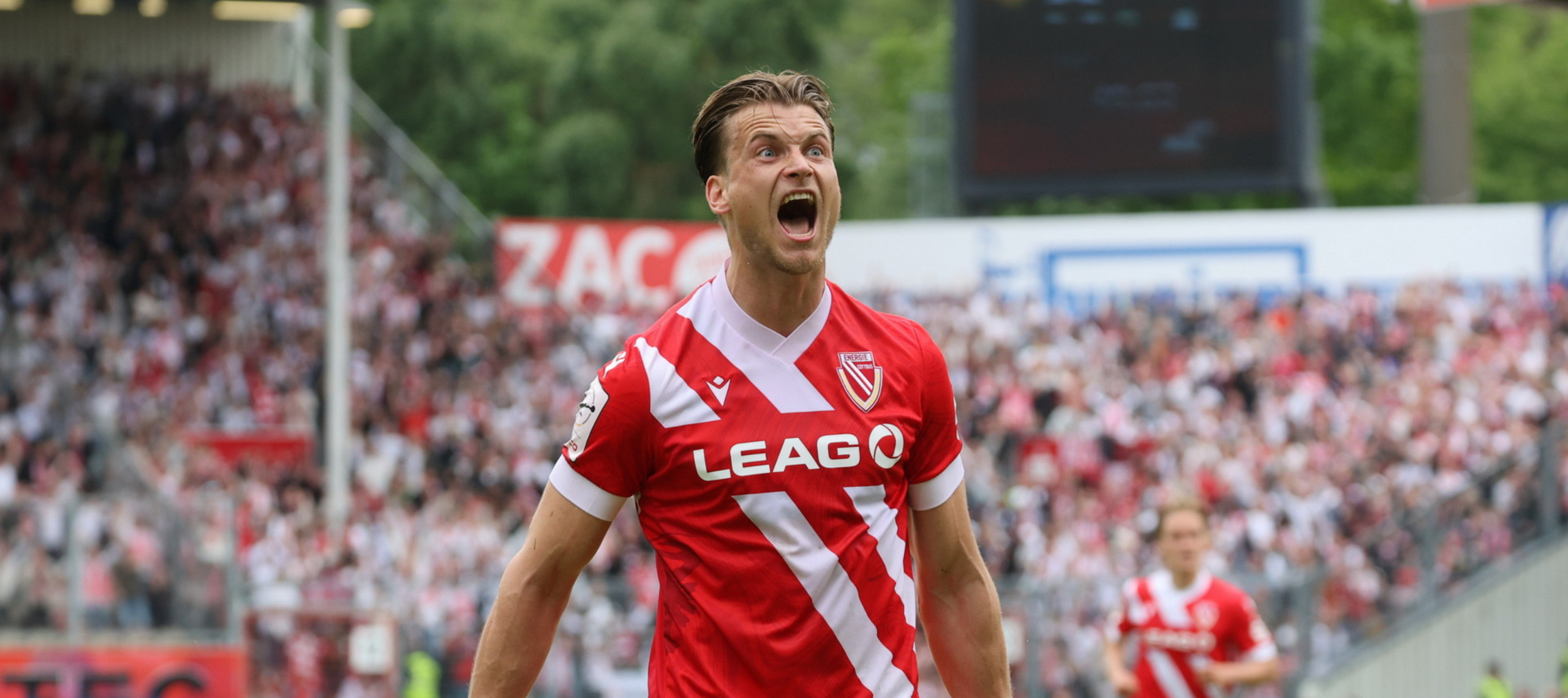 Moritz Hannemann vom FC Energie Cottbus jubelt nach seinem 1:1 gegen Wehen Wiesbaden