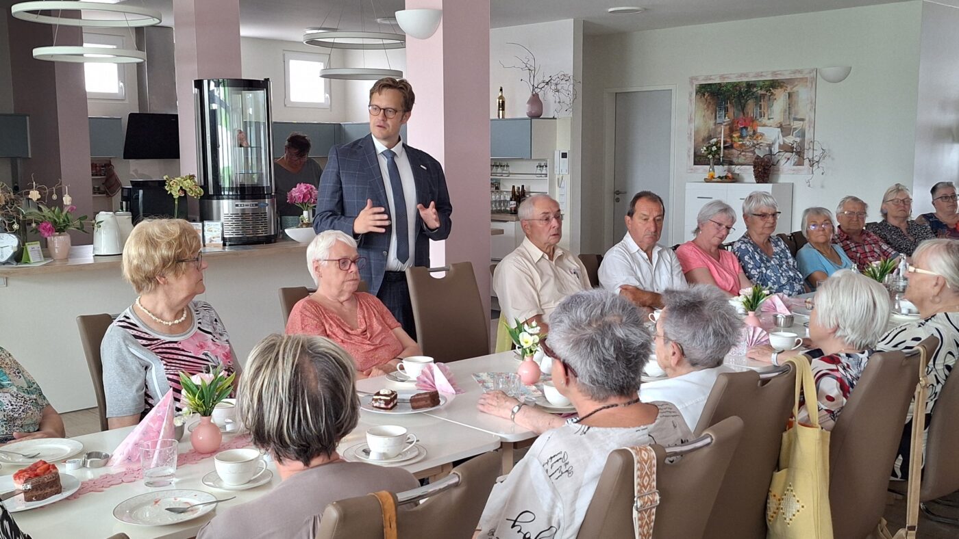 Nach dem gemeinsamen Kaffeetrinken in der Begegnungsstätte Seebrise hieß es „Feuer frei!“ für eine lebhafte Fragerunde mit Bürgermeister Andreas Pfeiffer (stehend). (c) Stadt Senftenberg, Andrea Budich
