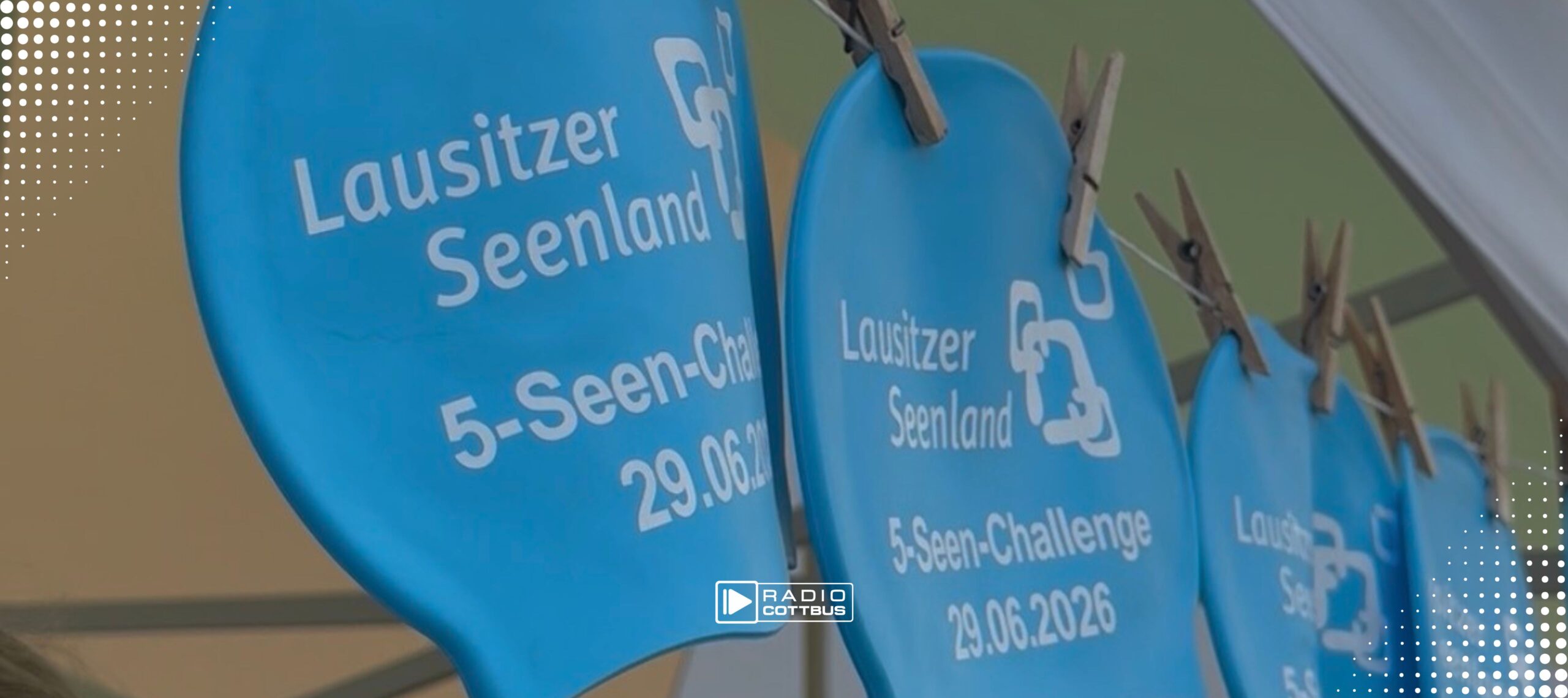 Die blauen Badekappen der 5-Seen-Challenge vom Lausitzer Seenland hängen an einer Wäscheleine