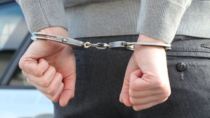 Gubener Polizei stoppt Flucht im VW Polo: Haftbefehl, Drogenverdacht und Diebesgut