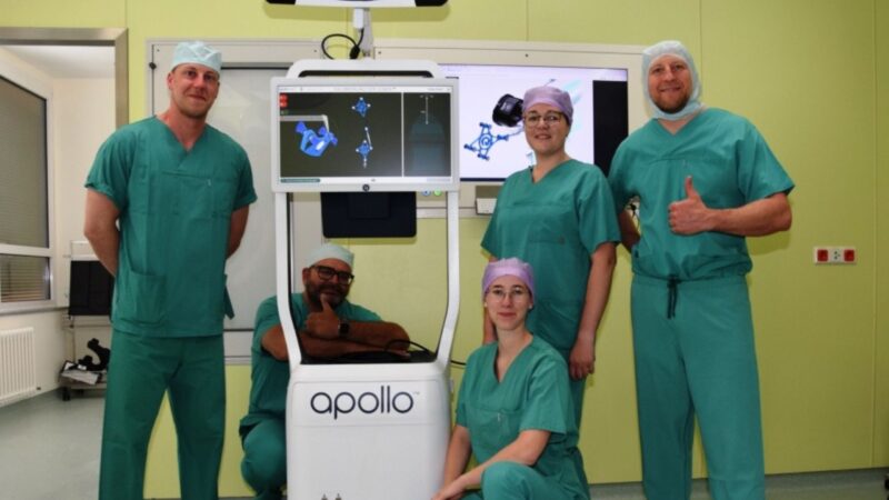OP-Roboter Apollo hilft jetzt bei Knie-Operationen in Guben