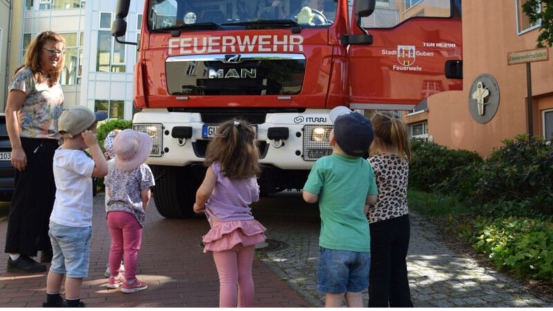 Feuerwehr begeistert Kindergartenkinder in Guben