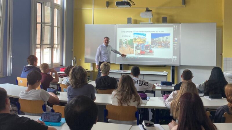 Kindertag: Tobias Schick stellt sich den Fragen der Jugendlichen