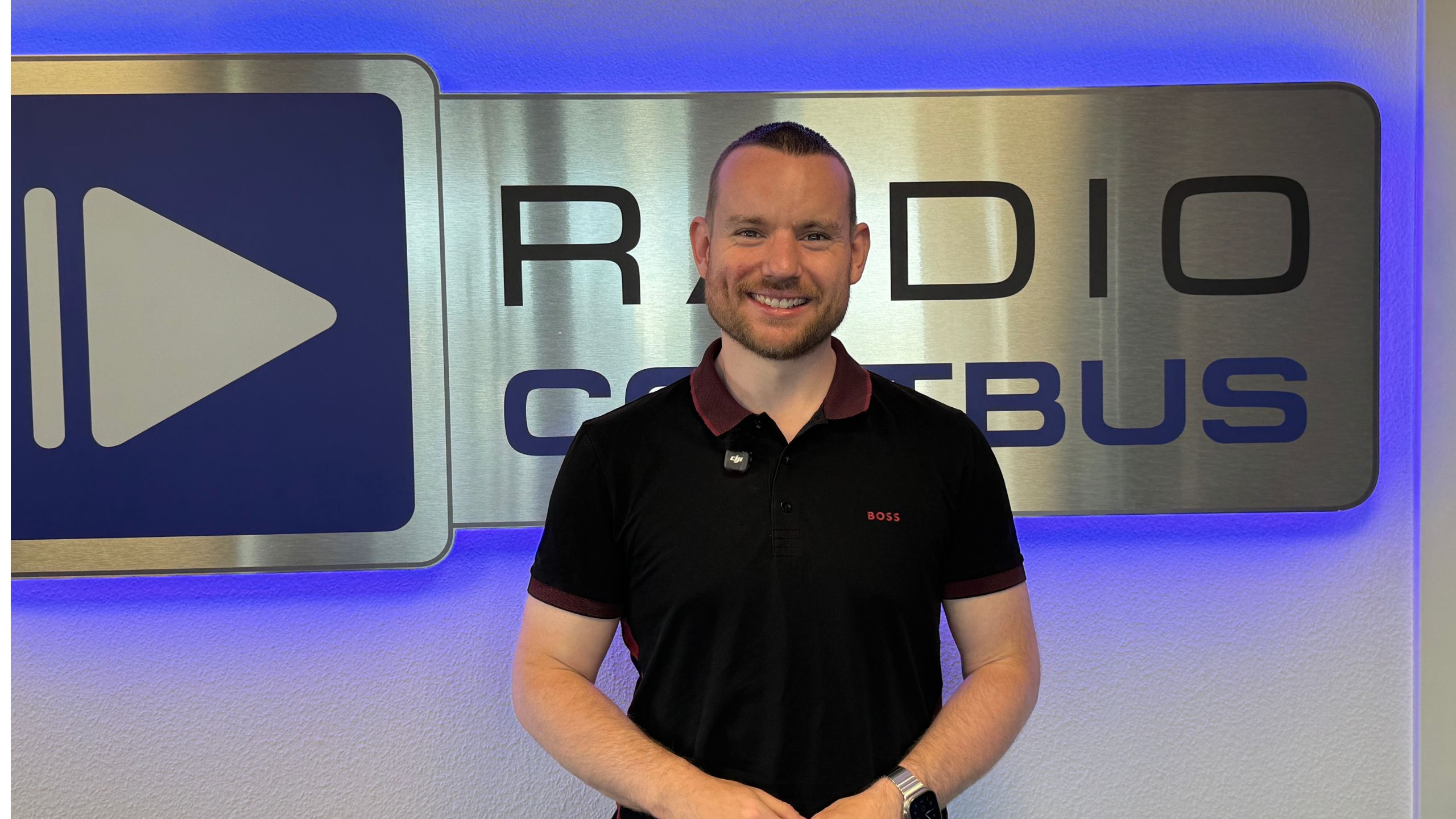 Lars Katzmarek vor dem Radio Cottbus Schild