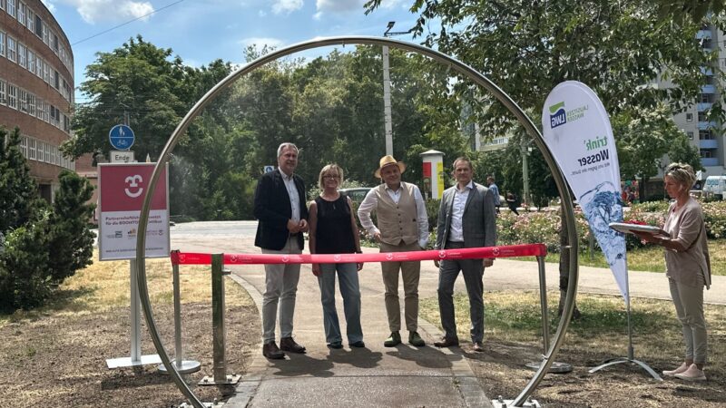 Abkühlung mitten in Cottbus: Erstes Wassernebeltor eröffnet