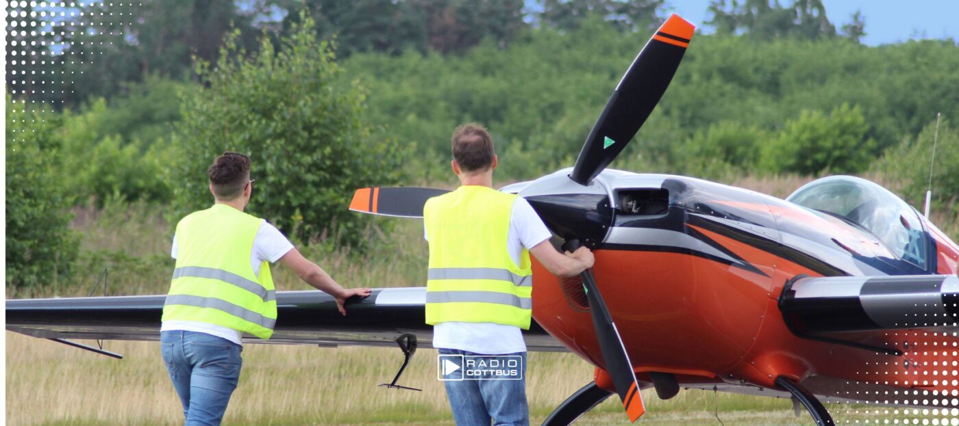 Foto/BU: Mit Blick hinter die Kulissen - Kunstflug besteht nicht nur aus spektakulären Manövern in der Luft. Auch am Boden ist Präzision gefragt: Helfer rangieren das Flugzeug in Position und bereiten den nächsten Einsatz vor. (Foto: Steckling, Verkehrslandeplatz Welzow)