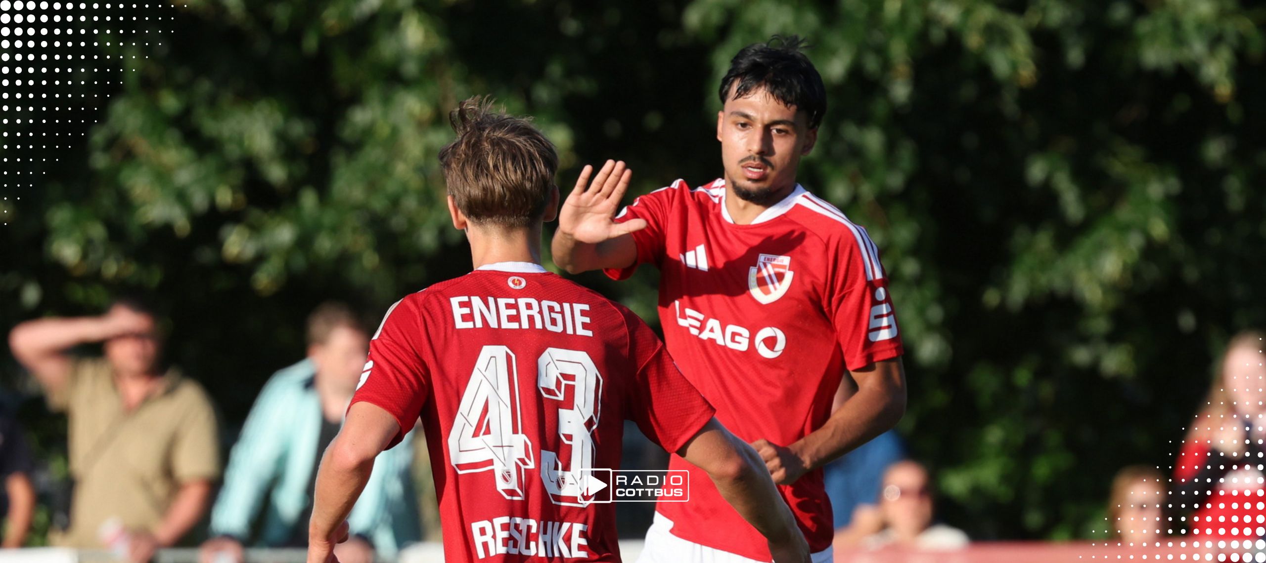 Wardak und Reschke klatschen ab im FC Energie Cottbus XXL Test gegen Dynamo Dresden