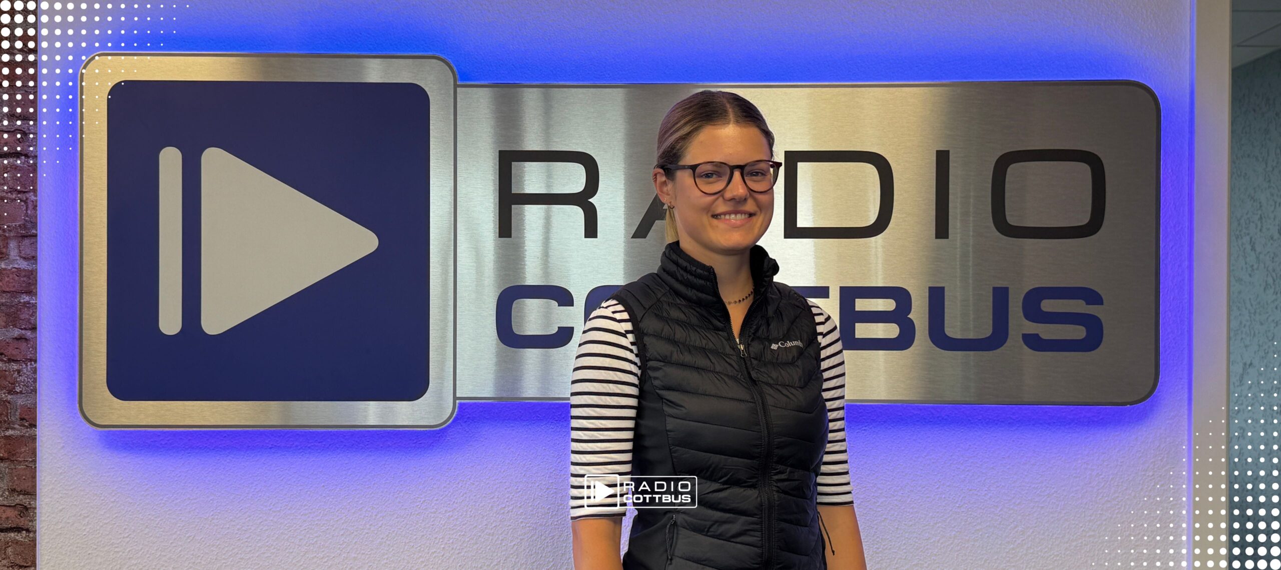 Julia vom Reitverein Sielow vor dem Radio Cottbus Logo