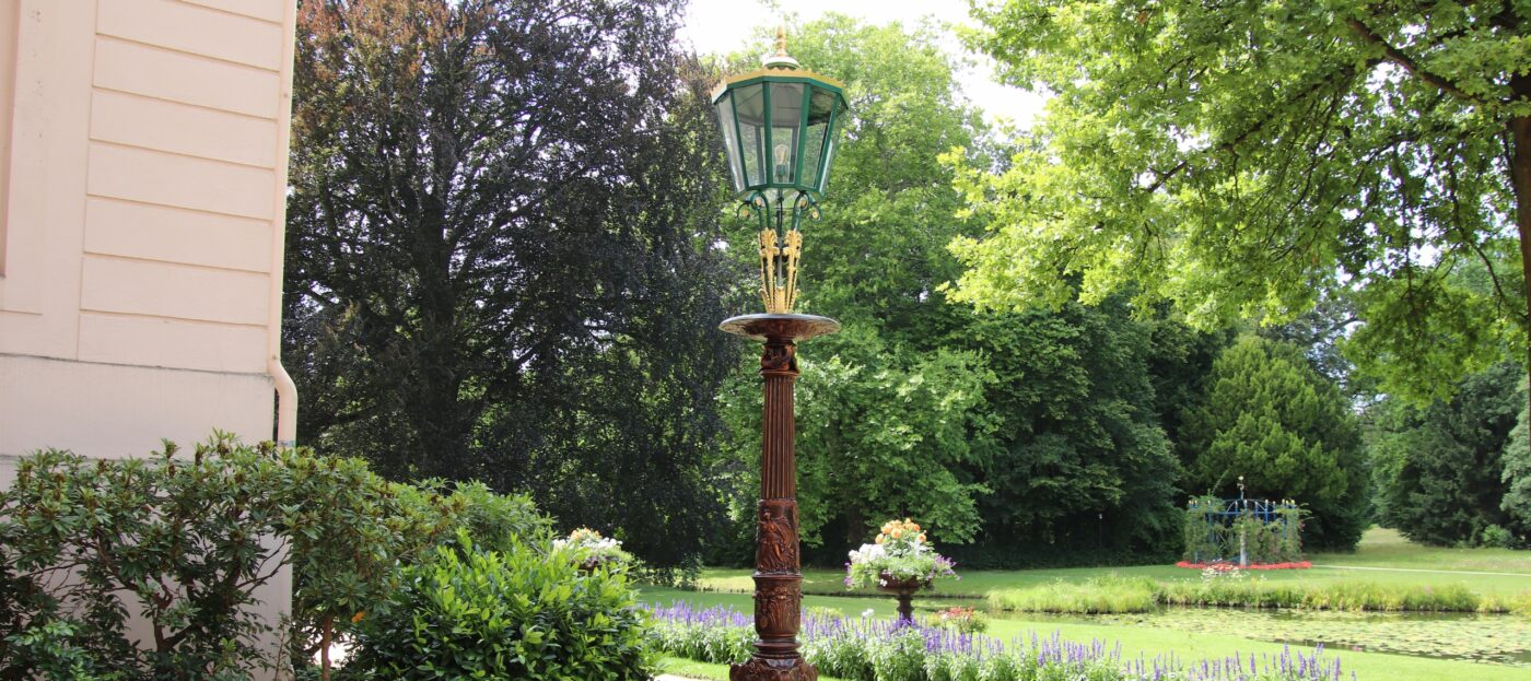 Historisch wiederhergestellter Schinkel-Kandelaber auf der westlichen Schlossterrasse © SFPM
