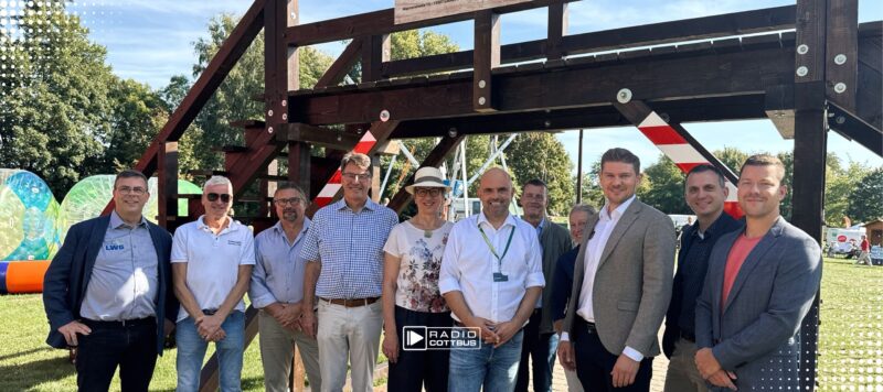 Holzbrücke zieht in Lübbener Kreisverkehr