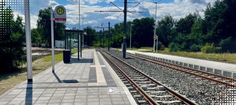 Neue barrierefreie Straßenbahnhaltestelle in Cottbus fertig
