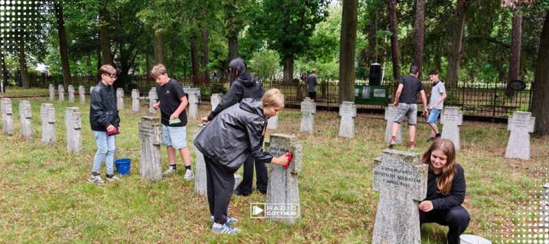 Spremberger Schüler pflegen Kriegsgräber auf dem Georgenberg