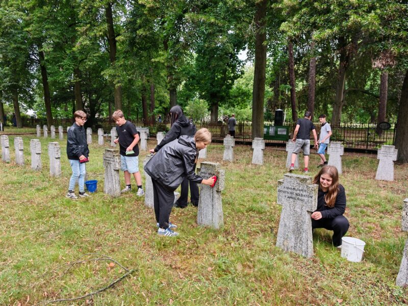 Spremberger Schüler pflegen Kriegsgräber auf dem Georgenberg