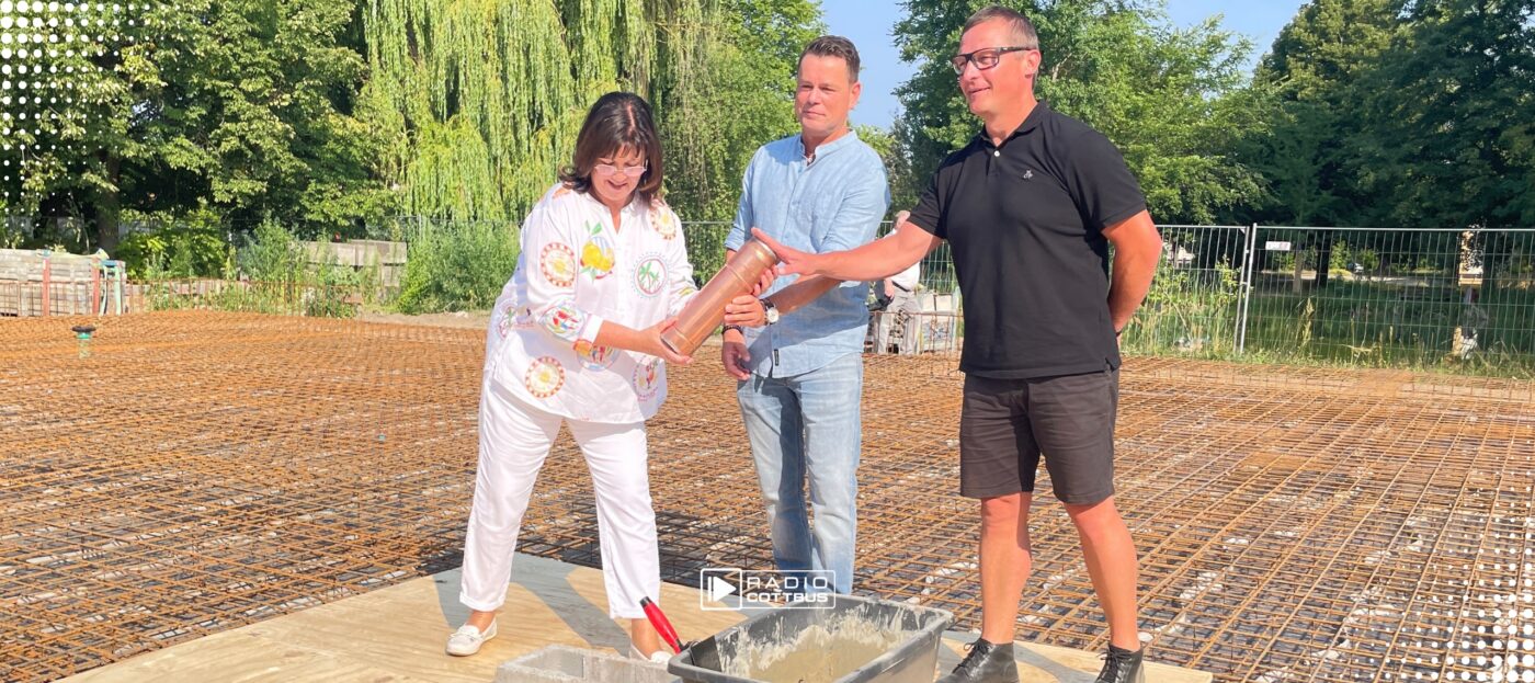 Bürgermeisterin Christine Herntier, Kai Noack (Mitte, Geschäftsführer des KitaTrägers Albert-Schweitzer-Familienwerk Brandenburg e.V. und Jens Schuster vom Planungsbüro AIB Bautzen bei der Grundsteinlegung (c) Konstanze Schirmer/Stadtverwaltung Spremberg/Grodk