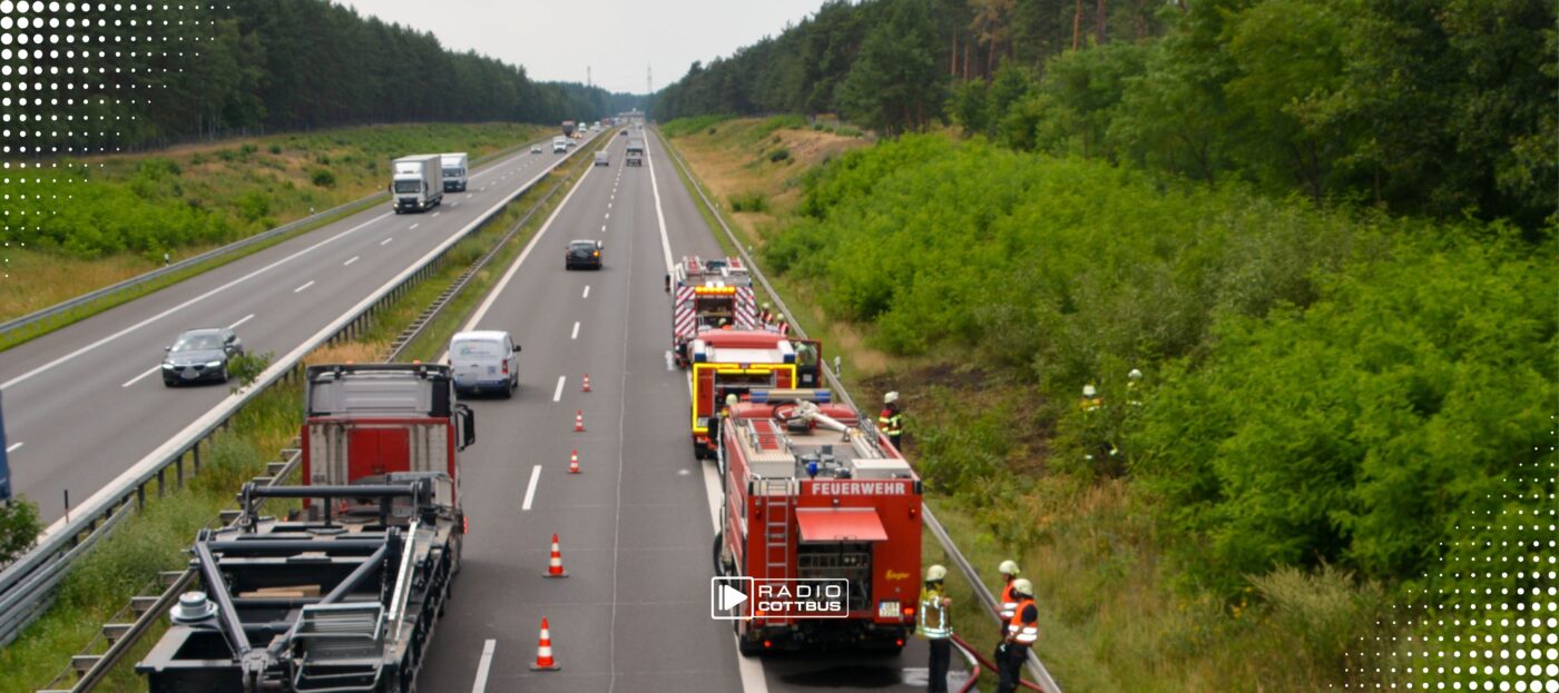 Die Feuerwehr löscht einen Brand auf dem Grünstreifen an der A15 zwischen Cottbus und Vetschau Foto: Norman Hoffmann / Blaulichtreport Lausitz
