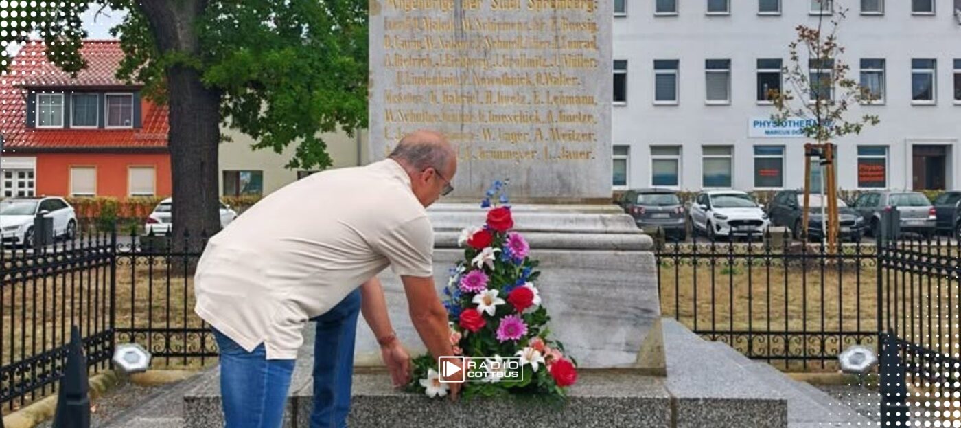 Ein mann legt an einem Kriegsdenkmal einen Blumenkrank nieder Fotos: Verein zur Förderung der Neugestaltung des Georgenbergfriedhofes in Spremberg/NL e. V.; Gemeinde Mars la Tour; privat