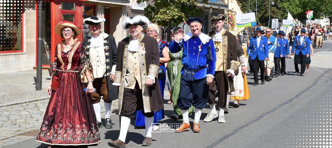 Dutzende Vereine, Interessengemeinschaften und Sportgruppen beteiligten sich an einem Festumzug, der aus insgesamt 45 Bildern bestand. Quellen: Stadtverwaltung Spremberg/Grodk/Konstanze Schirmer Lichtshow/Feuerwerk + Umzug Innenstadt : Detlef Bogott