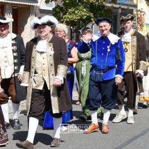 Dutzende Vereine, Interessengemeinschaften und Sportgruppen beteiligten sich an einem Festumzug, der aus insgesamt 45 Bildern bestand. Quellen: Stadtverwaltung Spremberg/Grodk/Konstanze Schirmer Lichtshow/Feuerwerk + Umzug Innenstadt : Detlef Bogott