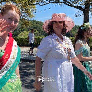 Sprembergs Bürgermeisterin Christine Herntier (M) in Begleitung der bisherigen Spreenixe Lucy Haschick (links) und der der neu gekürten 22. Spreenixe Sophie Najork (rechts). Quellen: Stadtverwaltung Spremberg/Grodk/Konstanze Schirmer Lichtshow/Feuerwerk + Umzug Innenstadt : Detlef Bogott