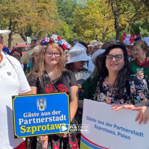 Gäste aus der polnischen Partnerstadt Szprotawa waren nicht nur beim Umzug dabei, sondern sangen noch auf der Freilichtbühne. Quellen: Stadtverwaltung Spremberg/Grodk/Konstanze Schirmer Lichtshow/Feuerwerk + Umzug Innenstadt : Detlef Bogott