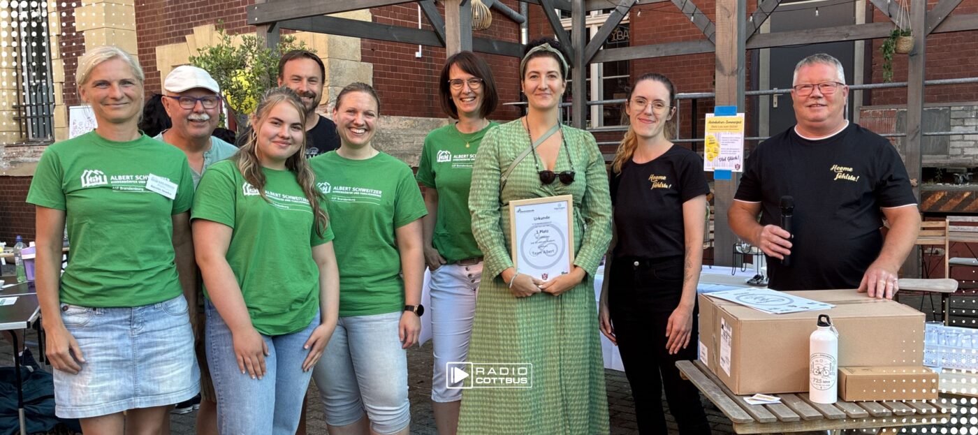 Mit fast 19.000 Kilometern hat das Team „Albert” beim STADTRADELN 2026 in der Stadt Spremberg/Grodk die beste Kilometer-Leistung erreicht. Bei der STADTRADELN-Abschlussveranstaltung nahmen Mitglieder des Teams die gemeinsame Urkunde für den ersten Platz entgegen. Foto: ASG Spremberg GmbH/Tobias Roitsch