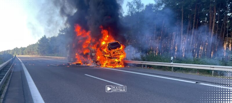 Lkw-Brand auf der A15: Autobahn Richtung Vetschau voll gesperrt