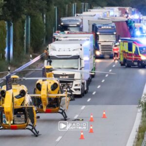 Polizeiauto und Rettungshubschrauer auf der A15 nach einem Unfall mit Todesfolge Foto: Sophie Meyer / Blaulichtreport Lausitz