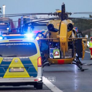 Polizeiauto und Rettungshubschrauer auf der A15 nach einem Unfall mit Todesfolge Foto: Sophie Meyer / Blaulichtreport Lausitz