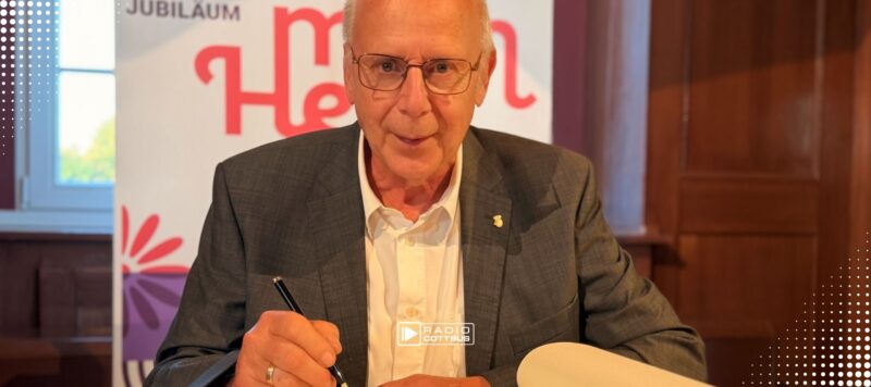 Werner Kuhtz trägt sich ins Goldene Buch der Stadt Lübben ein