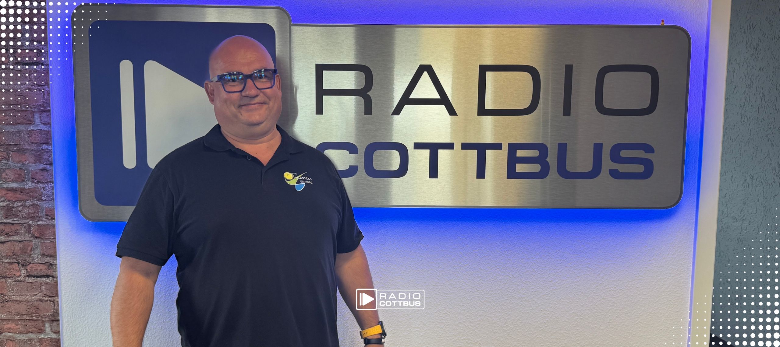 Jens Bohge vom Themencamping Grünewälder Lauch vor dem Radio Cottbus Logo