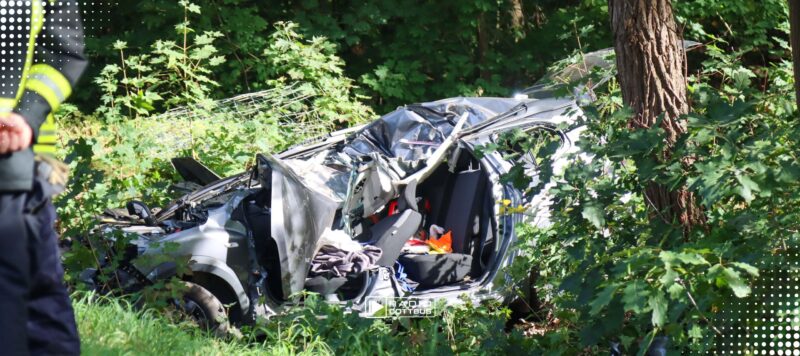 Schwerer Unfall auf der B156: Fahrer aus Auto befreit und nach Cottbus geflogen