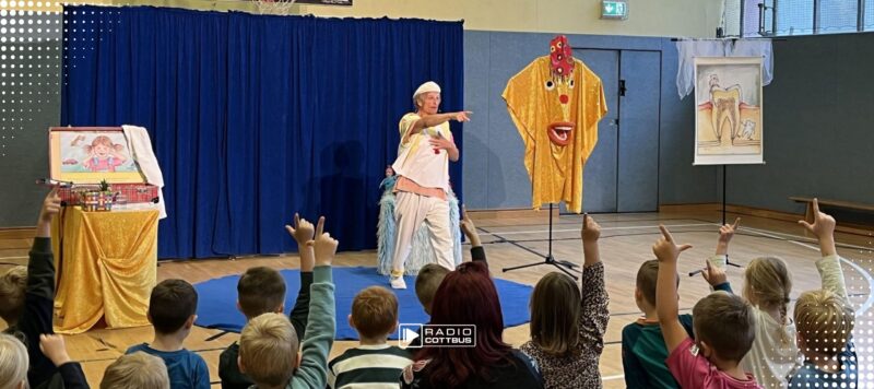 Tag der Zahngesundheit: Kinder in Lauchhammer lernen spielerisch richtiges Zähneputzen