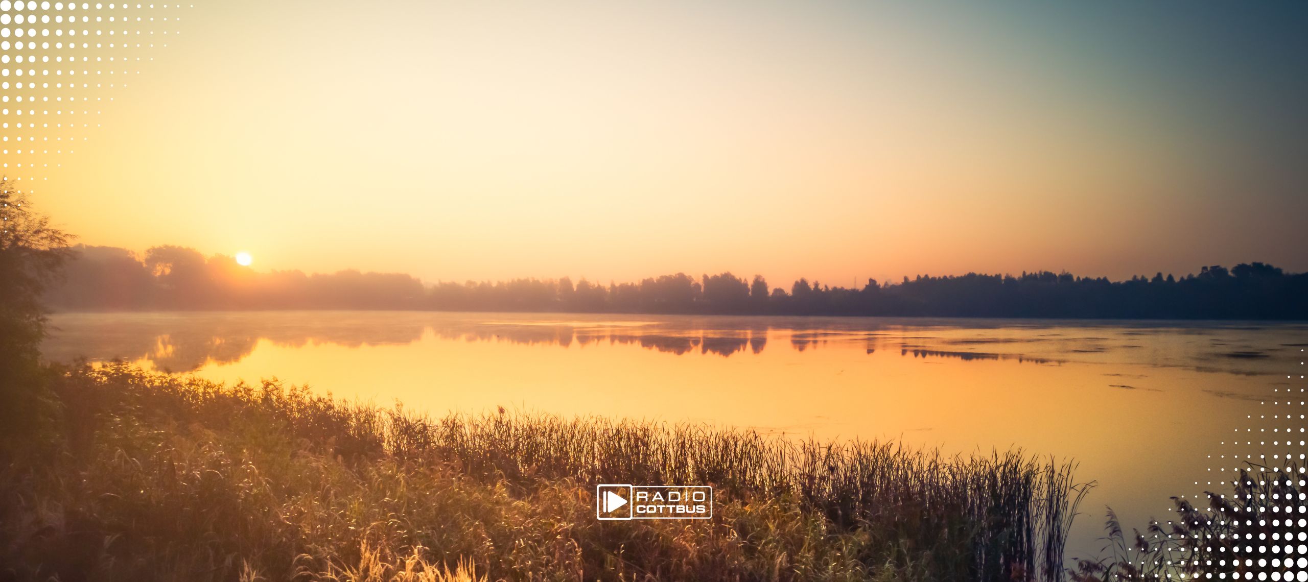 See bei Sonnenaufgang im Spätsommer
