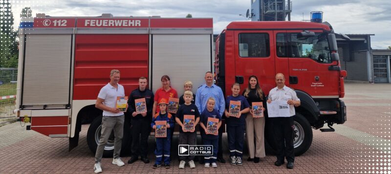 60 neue Arbeitsbücher für Cottbuser Jugendfeuerwehr: Kinder lernen Brandschutz