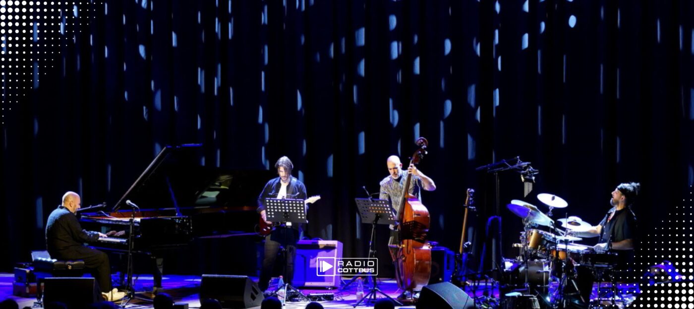 Sebastian Studnitzky (Trompete, Keyboard), Haggai Cohen-Milo (Kontrabass), Arto Mäkelä (Gitarre) und Bodek Janke (Schlagzeug) beim Abschlusskonzert des Lausitz Festivals in der Kulturweberei Finsterwalde