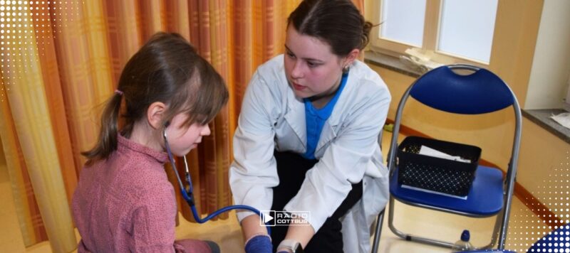 Teddy-Klinik in Guben: Rund 400 Kinder bringen ihre Kuscheltiere zum Arzt