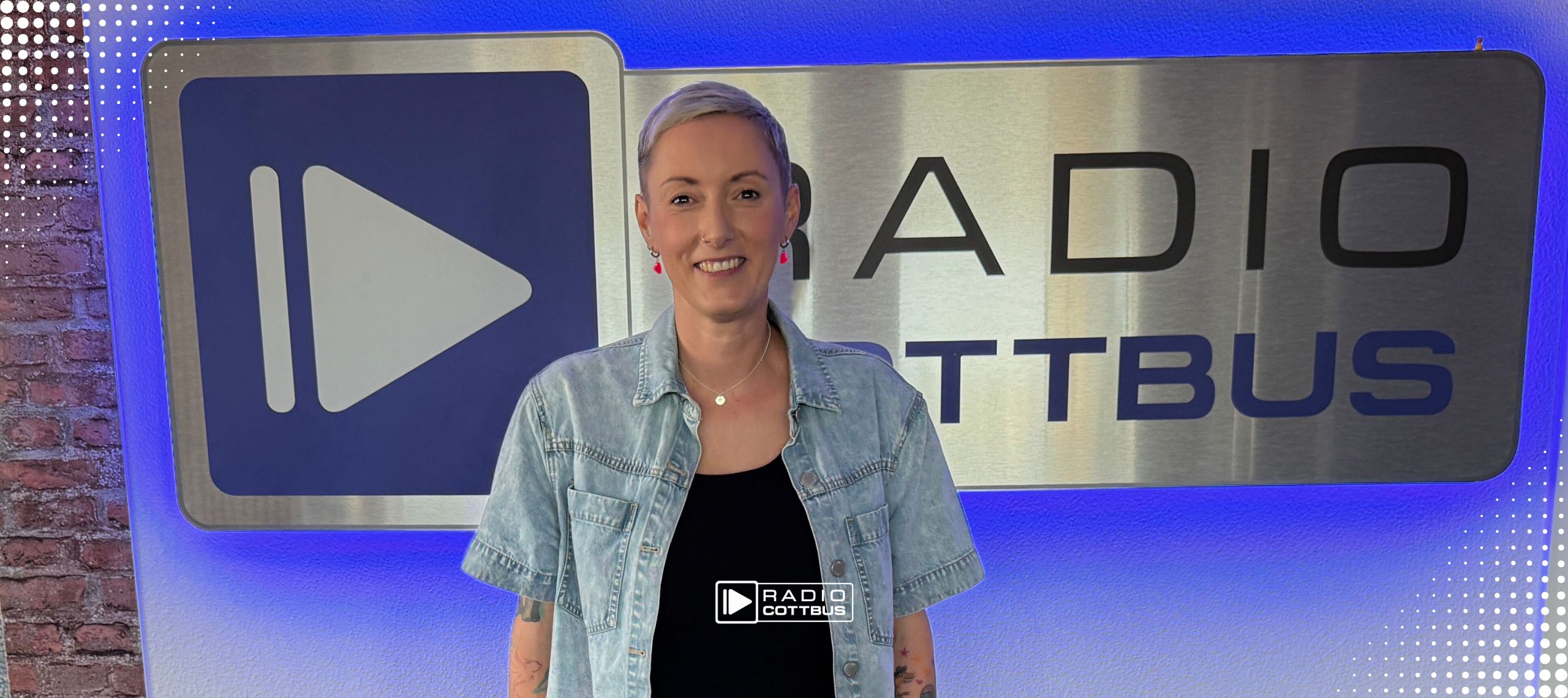Janett Scheck vor dem Radio Cottbus Logo