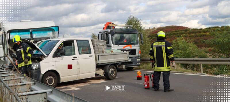 B97 bei Spremberg nach Einsatz gesperrt: Feuerwehr befreit zwei Menschen aus Camper