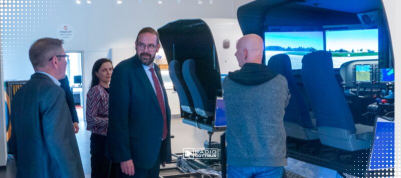 Bildungsminister Gordon Hoffmann testet MINT-Angebote in Cottbus