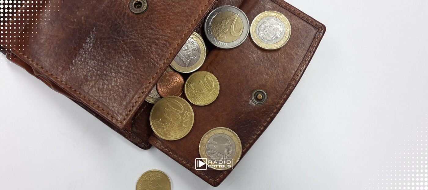 offene Geldbörse mit Münzen