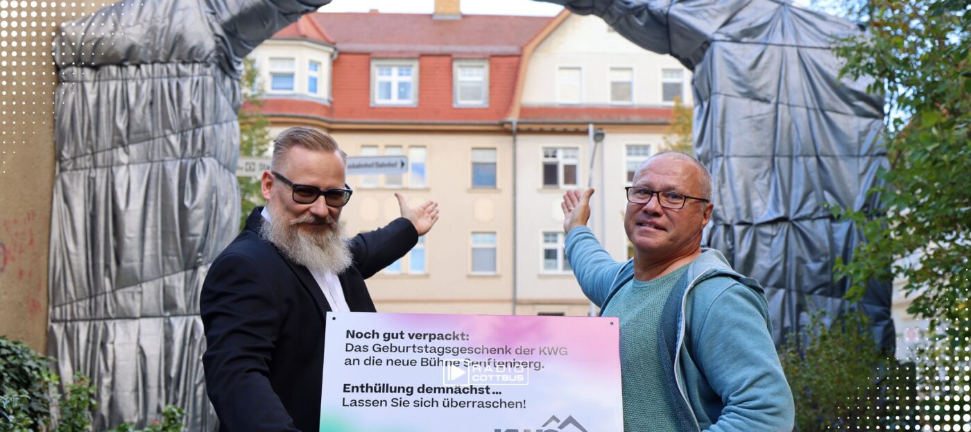 Foto stammt von Steffen Rasche und zeigt KWG-Geschäftsführer Tobias Dorn und Intendant Daniel Ris vor dem verhüllten Torbogen